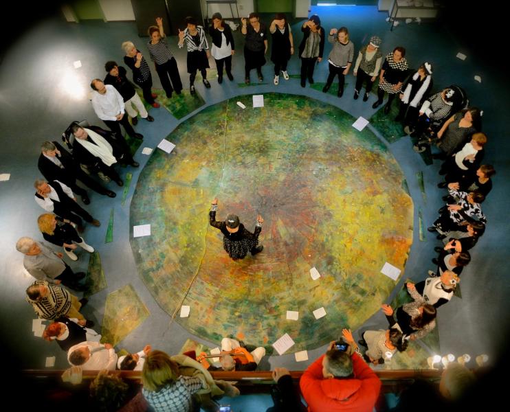 Jo dirige la grande chorale PolyFolies