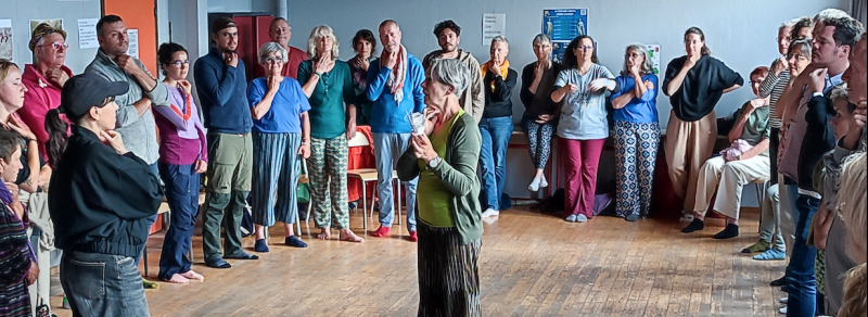 Jo montre le fonction du larynx à un groupe